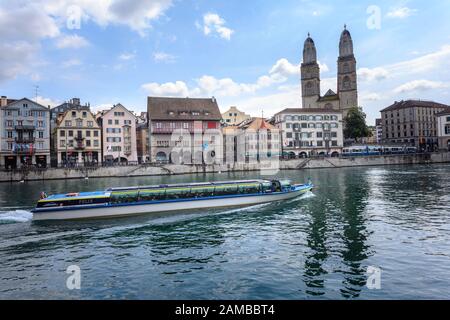 Neben dem Großmunster Dom fährt ein Boot auf der Limmat. Zürich. Schweiz Stockfoto