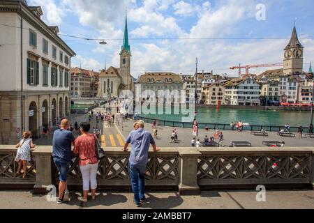 Fraumunster Kirchenansicht aus Großmunster, Zürich, Schweiz Stockfoto