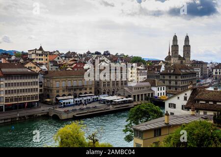 Limmat mit dem Großmunster Dom auf der rechten Seite. Zürich. Schweiz Stockfoto