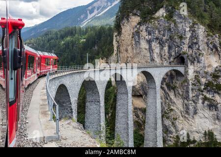 Zug über den Landwasser-Viadukt, Filisur, Schweiz Stockfoto