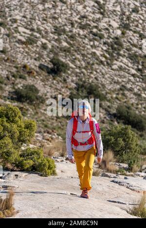 Frauen wandern auf dem ridgecrest hinauf auf den Hügel, den Berg El Divino, die Provinz Alicante, Costa Blanca, Spanien Stockfoto