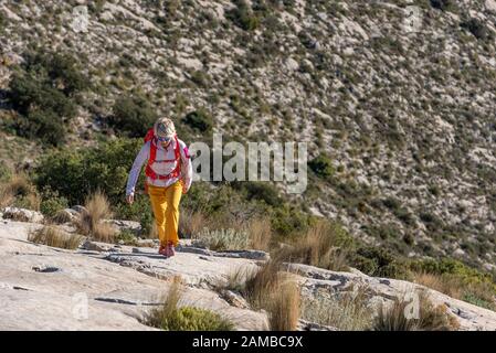 Frauen wandern auf dem ridgecrest hinauf auf den Hügel, den Berg El Divino, die Provinz Alicante, Costa Blanca, Spanien Stockfoto