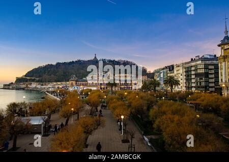 Eine Draufsicht auf Donostia San Sebastian, die durch das Licht des Winters bei Sonnenuntergang beleuchtet wird Stockfoto