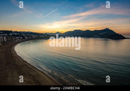 Eine Draufsicht auf Donostia San Sebastian, die durch das Licht des Winters bei Sonnenuntergang beleuchtet wird Stockfoto