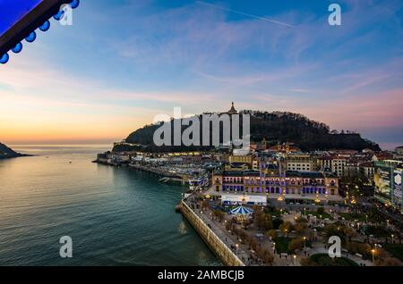 Eine Draufsicht auf Donostia San Sebastian, die durch das Licht des Winters bei Sonnenuntergang beleuchtet wird Stockfoto