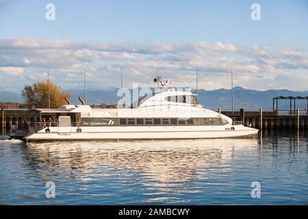 Schnellboot (Katamaran) im Bodenseehafen Stockfoto