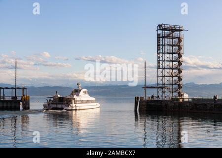 Schnellboot (Katamaran) im Bodenseehafen Stockfoto