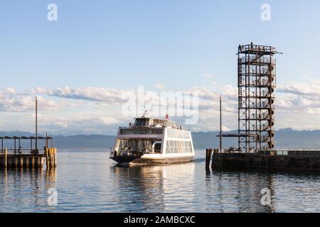 Autofähre im Hafen von Friedrichshafen Stockfoto