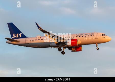 London, Großbritannien - 31. Juli 2018: Scandinavier Airlines System Airbus A320 Neo Airplane at London Heathrow Airport (LHR) in Großbritannien. Stockfoto