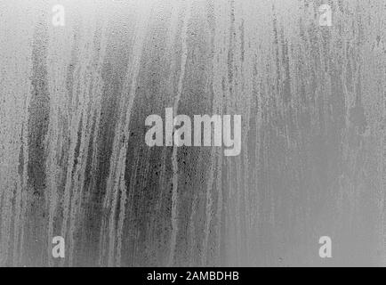Glas mit Dampf und Regentropfen auf Der Oberfläche als Hintergrund oder Textur Stockfoto
