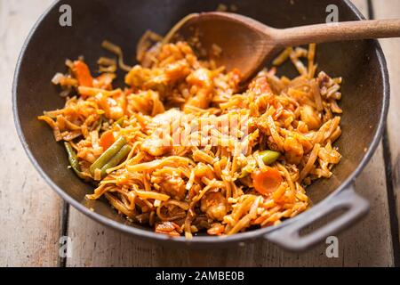 Pad thai-huhn mit Gemüse und Nüssen Stockfoto