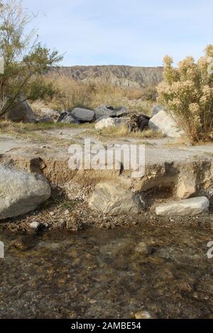 Dieser seltene Bach durchschneidet den Zusammenfluss der Wüsten Mojave und Colorado auf dem Mission Creek Preserve und bietet ein ökologisches Schutzgebiet. Stockfoto