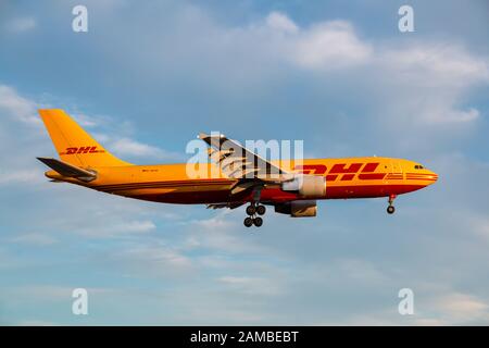 London, Großbritannien - 31. Juli 2018: DHL Airbus A300 Flugzeug am Flughafen London-Heathrow (LHR) in Großbritannien. Airbus ist ein Flugzeughersteller Stockfoto