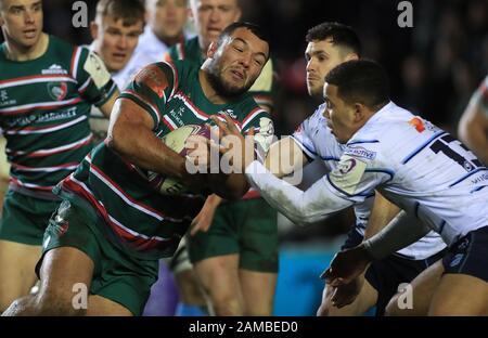 Ellis Genge von Leicester Tigers wird von Ben Thomas von Cardiff Blues während des 5-Matches des European Challenge Cup in Welford Road, Leicester, in Angriff genommen. Stockfoto