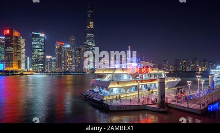 Pudong ist ein Stadtteil von Shanghai östlich des Huangpu Flusses gegenüber dem historischen Stadtzentrum von Shanghai in Puxi Stockfoto