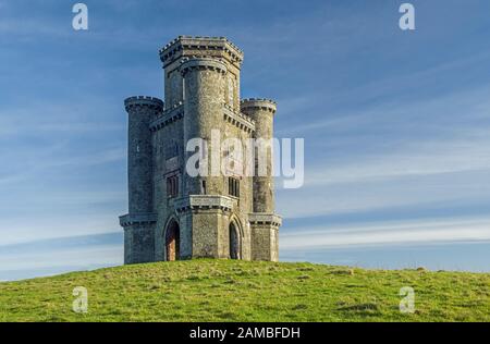 Paxton's Tower auf einem Hügel über dem Tywi Valley in Carmarthenshire, South West Wales, an einem hellen, sonnigen Wintertag im Januar. Stockfoto