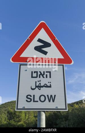 Warnschild, langsam, Kurven, Israel Stockfoto