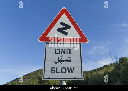 Warnschild, langsam, Kurven, Israel Stockfoto