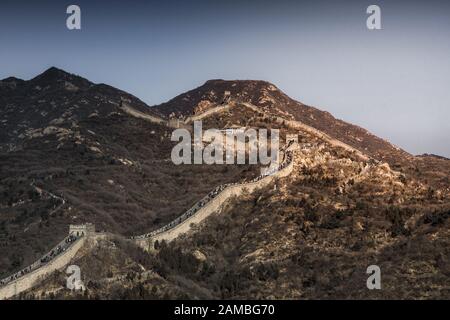 China Great Wall, der auf einem Berg in den Sonnenuntergang. Stockfoto