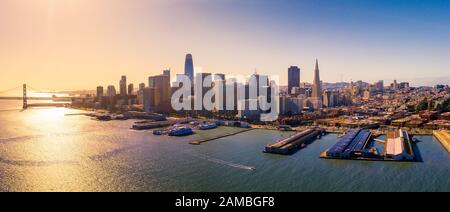 Blick auf San Francisco Skyline von der Bucht, Kalifornien, USA Stockfoto