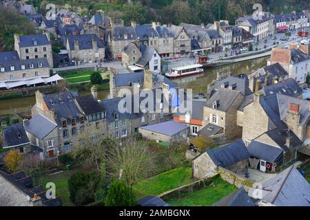 Dinan, FRANKREICH -29 DEC 2019- Tagesansicht der Dächer von Port Dinan, dem malerischen Hafen der mittelalterlichen Stadt Dinan am Fluss Rance in den Cotes Stockfoto