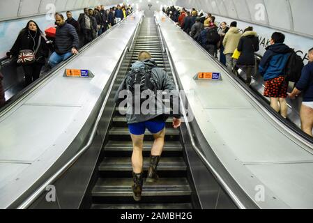 London, Großbritannien. Januar 2020. Ein Teilnehmer nimmt an "keine Hose Am Tag der Röhre" Teil. Jetzt im 11. Jahr reisen Hunderte von Fahrern auf der Röhre, ohne Hosen zu tragen. Ähnliche Fahrgeschäfte finden weltweit unter dem Dach von "No Pants Subway Ride" statt, das 2002 in New York gestartet wurde. Kredit: Stephen Chung / Alamy Live News Stockfoto