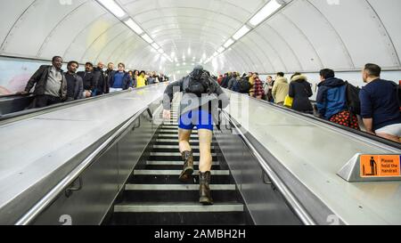 London, Großbritannien. Januar 2020. Ein Teilnehmer nimmt an "keine Hose Am Tag der Röhre" Teil. Jetzt im 11. Jahr reisen Hunderte von Fahrern auf der Röhre, ohne Hosen zu tragen. Ähnliche Fahrgeschäfte finden weltweit unter dem Dach von "No Pants Subway Ride" statt, das 2002 in New York gestartet wurde. Kredit: Stephen Chung / Alamy Live News Stockfoto