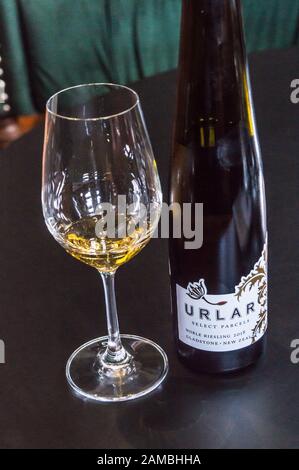 Eine halbe Flasche Urlar Noble Rot Riesling Süßwein, Martinborough, Wairarapa, Neuseeland Stockfoto