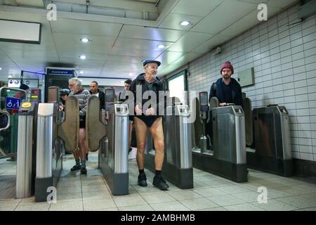 London Underground, London, Großbritannien. Januar 2020. Die Leute nehmen an der 11. Veranstaltung "No Hose Tube Ride" in der Londoner U-Bahn Teil, ohne eine Hose zu tragen. Die "No Pants Subway Ride" ist eine jährliche Veranstaltung, die von "Besserung Überall" jeden Januar in New York City veranstaltet wird. Die Mission begann als kleiner Streich, an dem sieben Jungs teilnahmen, und wurde zu einer internationalen Feier der Silligkeit, an der jedes Jahr Dutzende Städte auf der ganzen Welt, darunter London, teilnahmen. Credit: Dinendra Haria/Alamy Live News Stockfoto