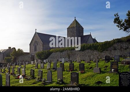 Penmon Priory on Anglesey, Nordwales, stammt aus dem 13. Jahrhundert, als es Teil des Augustinerordens wurde. Es ist jetzt eine Pfarrkirche. Stockfoto