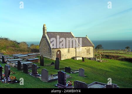 Die St Michael's Church ist eine mittelalterliche Kirche im Dorf Llanfihangel Din Sylwy, Anglesey, Nordwales. Sie stammt aus dem 15. Stockfoto