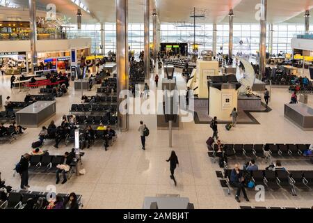 Luftbild auf dem Passagierterminal/Abflugslounge am Flughafen Heathrow (LHR) Terminal 2 (Queen's Terminal), London, Großbritannien Stockfoto