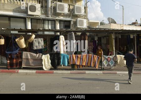 Beladen mit Fellen und Dekken, Drusendorf Daliyat al-Karmel, Karmelgebierge, Israel Stockfoto