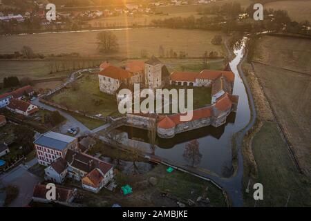 Burg Svihov durch die Hussitenkriege belagert, die Garnison nach ihr Wasser Gräben versickert waren. Das Schloss besteht aus zwei Wohn. Stockfoto