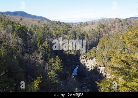 Linville Falls und umliegender Wald an einem klaren Wintertag in North Carolina. Stockfoto