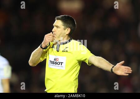 12.1.2020 Leicester, England. Rugby-Union. Schiedsrichter George Clancy bläst die gesamte Zeit des Spiels des European Challenge Cup in Runde 5, das zwischen Leicester Tigers und Cardiff Blues rfc im Welford Road Stadium, Leicester gespielt wurde. © Phil Hutchinson/Alamy Live News Stockfoto