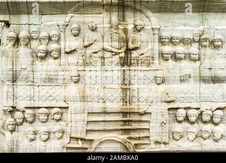 Detail des Sockels von Obelisk von Theodosius in Istanbul, Türkei. Erleichterung als Vertreter des Kaiser und seines Gerichts. Stockfoto