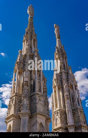 Blick auf weißem Marmor Türme auf dem Dach des berühmten Kathedrale Duomo di Milano in Mailand, Italien Stockfoto