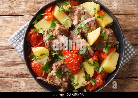 Leckeres Khaschlama aus Lammfleisch mit Gemüse in einer Schüssel auf dem Tisch. Horizontale Draufsicht von oben Stockfoto