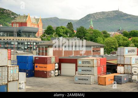 Container am Anlegesteg in Bergen. Stockfoto