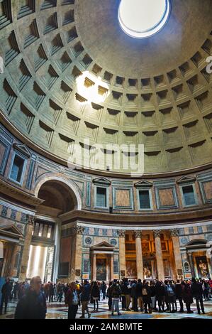 Rom - Dezember 12: Pantheon Innenraum mit Menschen auf der Piazza della Rotonda am 12. Dezember 2019 in Rom, Italien Stockfoto