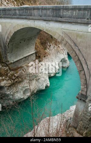 Der Napoleon Brücke über Fluss Isonzo (Soca), Kobarid, Slovenjia Stockfoto