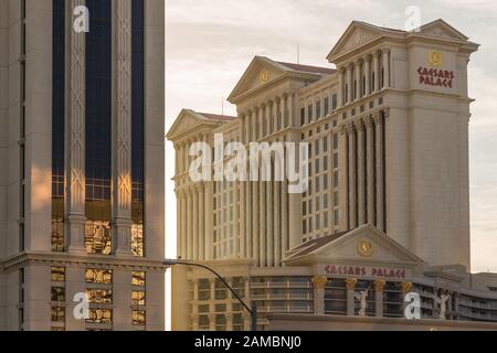 Las Vegas, Nevada, USA- 01. Juni 2015: Hotel Caesars Palace an der Flamingo Road. Elegante Fassade mit dem Bild eines Cäsars, goldenes Symbol. Stockfoto