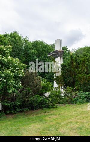 Spazieren Sie an einem sonnigen Tag im Park Volkspark Friedrichshain, dem Denkmal für polnische Soldaten und deutsche Anti-Faskisten in Berlin Stockfoto