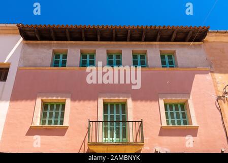 Typisches Gebäude im spanischen Stil an der Straße in der Stadt Capdepera auf der Insel Mallorca, Spanien Stockfoto