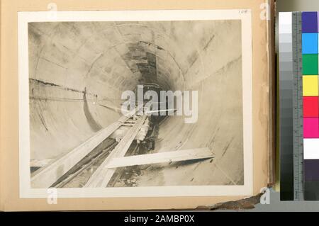 Rondout Pressure Tunnel View mit Blick auf die Neigung zur Plattform, von der Beton in Bogen geschaufelt wird, bildet Den Vertrag vom 12. Oktober 10, 1910 EINE Sammlung separater Fotos mit einer Schreibmaschine, klassifizierter Liste von Titeln. Lt. Hdq. N. 1351; Rondout-Drucktunnel. Blick auf die Neigung zur Plattform, von der Beton in Bogenformen geschaufelt wird. Vertrag 12. Oktober 1910. Stockfoto