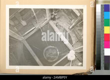 Rondout Pressure Tunnel View of Concrete Ring in Place am oberen Rand des Schachtvertrages am 21. April 1911 EINE Sammlung von separaten Fotos, die von einer Schreibmaschine begleitet werden, klassifizierte Liste von Titeln. Lt. Hdq. N. 1428; Rondout-Drucktunnel. Ansicht des Betonrings oben auf der Welle. ... Vertrag 12. April 1911. Stockfoto