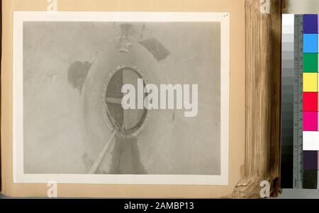 Rondout Pressure Tunnel View of Drainage Drift with completed betone lining Bronze door in Background Contract 12 Juli 20, 1911 A Collection of separate photographs with a Typewrites, classified list of titles.; Rondout Pressure Tunnel. Blick auf die Abflussdrift mit abgeschlossener Betonverkleidung. Bronzetür im Hintergrund. Vertrag 12. Juli 1911. Stockfoto