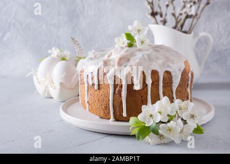 Oster-orthodoxen Kuchen dekorierte frische Frühlingsblumen. Nahaufnahme. Feiertage traditionelle Leckereien. Stockfoto