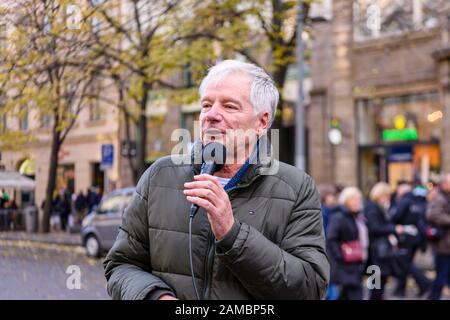 Prag, Tschechien. Nov. 2019. Der tschechische Politiker Miroslav Sládek spricht am 30. Jahrestag der Samtenen Revolution die Menge auf dem Prager Wenseslas-Platz an. Sládek (* 24. Oktober 1950 in Hradec Králové) ist Gründer und Vorsitzender der rechtspopulistischen Koalition für Republik - Republikanische Partei der Tschechoslowakei (SPR-RSČ). Stockfoto